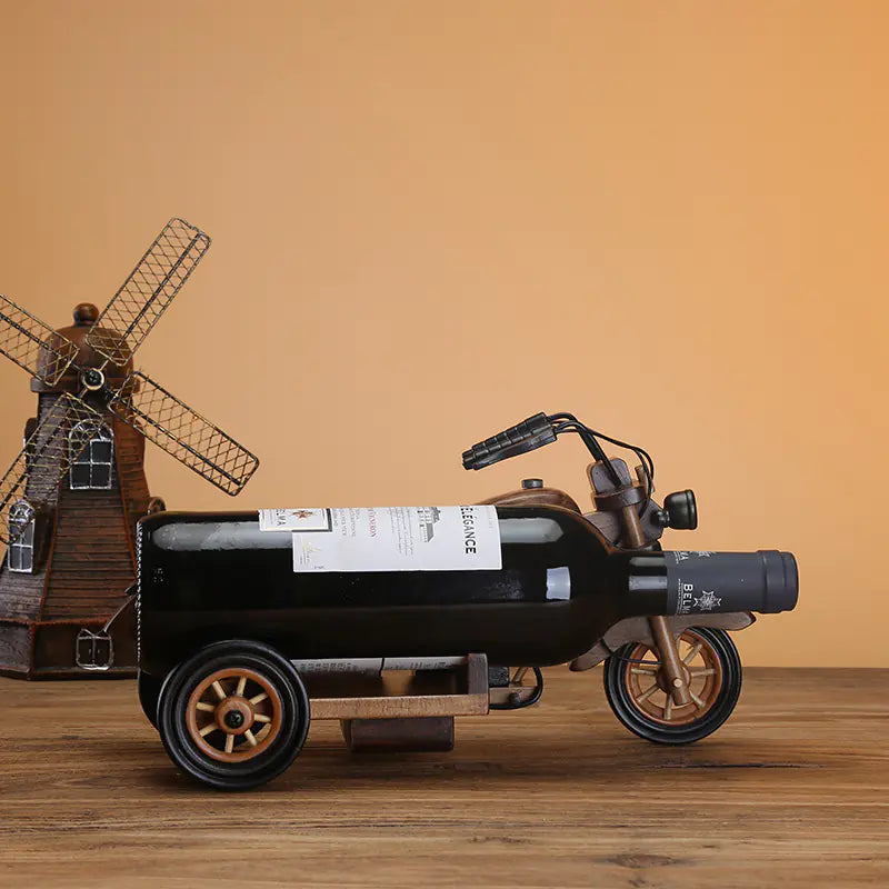 Weinregal aus Holz mit Motorradmotiv