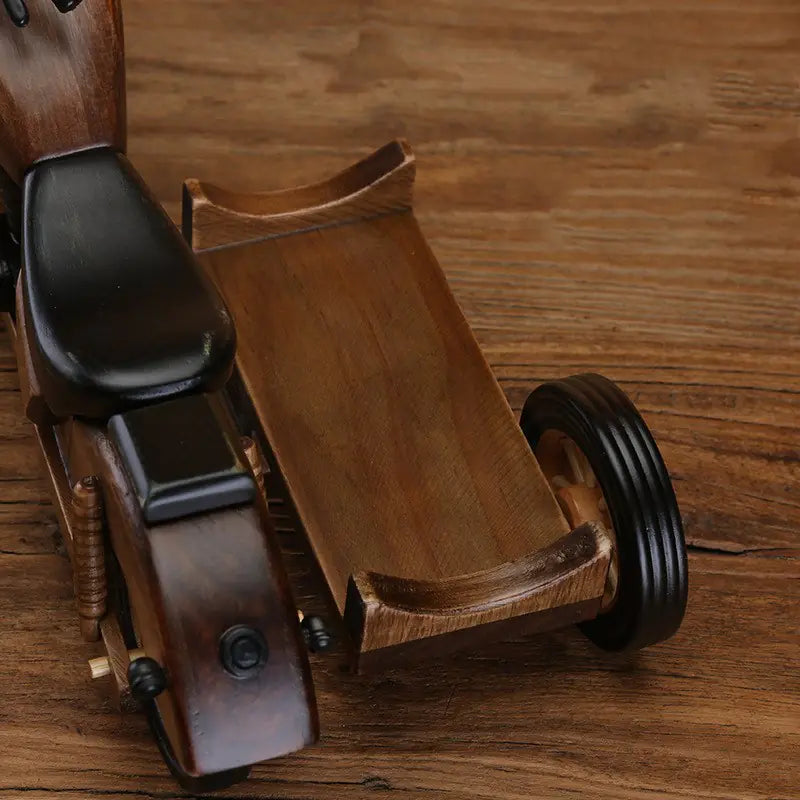 Weinregal aus Holz mit Motorradmotiv