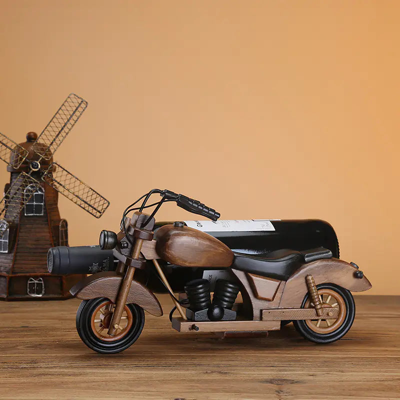 Weinregal aus Holz mit Motorradmotiv
