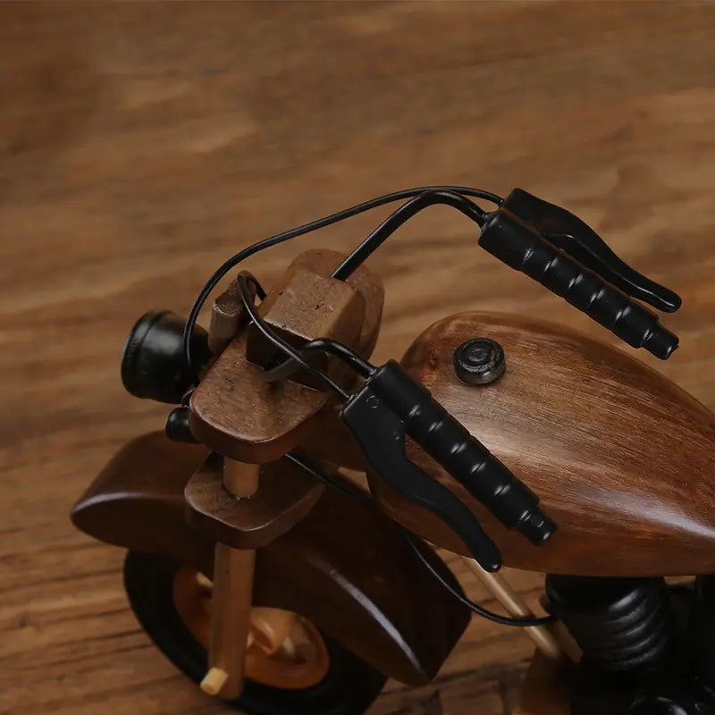 Weinregal aus Holz mit Motorradmotiv